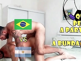 Brasileiro fode argentino na câmera amador para ganhar o jogo - sua gozada na boca - com alex barcelona & cassiofarias